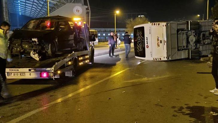 Otomobil ile çarpışan servis midibüsü devrildi; 13 yaralı