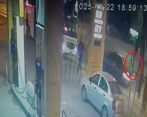 Kayseri’de otomobilin yayaya çarptığı kaza anı kamerada: 2 yaralı