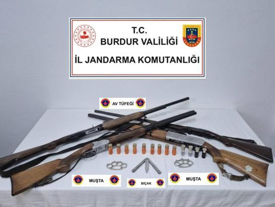 Ruhsatsız silahlar ele geçirildi