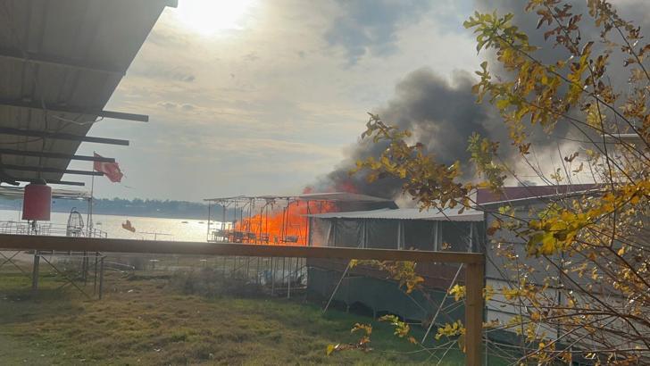 Adana'da adadaki kaçak işletmelerin yıkımı için işlem başlatıldı, bazı kişiler direnip iş yerini yaktı