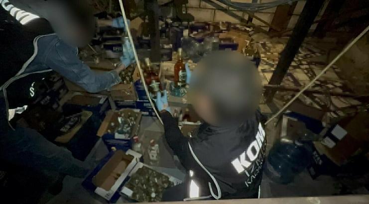 İzmir'de yılbaşı öncesi sahte ve kaçak içki operasyonu; 3 tutuklama