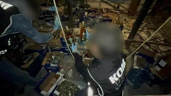 İzmir'de yılbaşı öncesi sahte ve kaçak içki operasyonu; 3 tutuklama