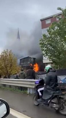 İstanbul - Pendik'te 3 katlı ahşap binada yangın-1