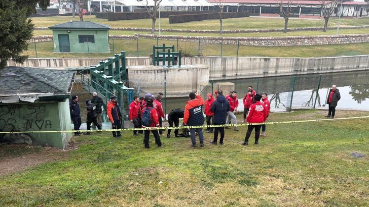 Eskişehir’de kayıp öğretmeni arama çalışmalarına kurbağa adamlar da katıldı