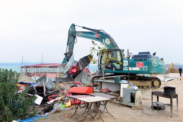 Adana'da adadaki kaçak işletmelerin yıkımı için işlem başlatıldı, bazı kişiler direnip iş yerlerini yaktı (2)