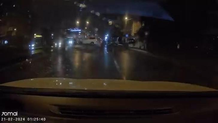 İstanbul- Sancaktepe’de hafif ticari araç refüje çarptı; kaza kamerada