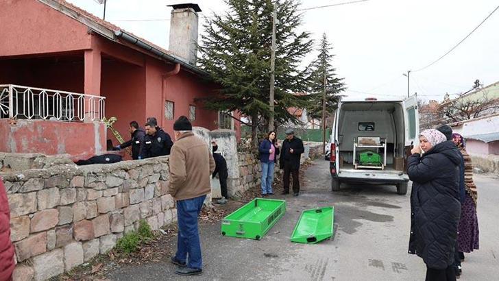 Evinde sobadan çıkan yangında öldü