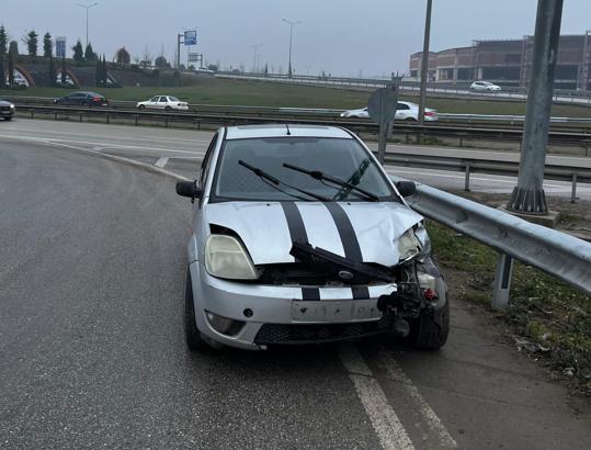 İnegöl’de bariyerlere çarpan otomobildeki 2 kişi yaralandı