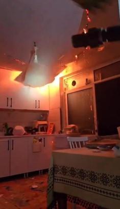 Yangına müdahale ederken çöken tavanın altında kalmaktan son anda kurtuldular