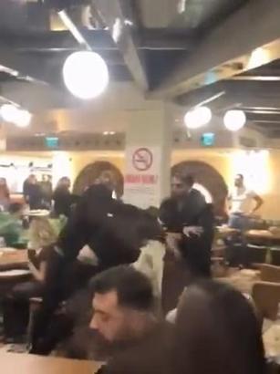 İstanbul - Beşiktaş’ta dönercide tekmeli yumruklu kavga kamerada