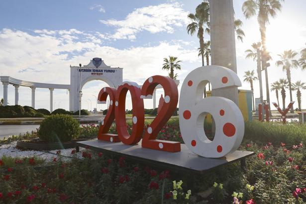 Mersin’de yeni yıl heyecanı refüjleri kapladı