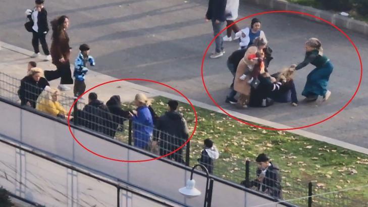 Adliye önünde tekmeli-yumruklu kavga kamerada