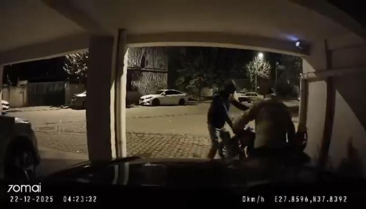 Apartmanlardan 4 motosiklet çalan şüpheliler yakalandı; o anlar kamerada