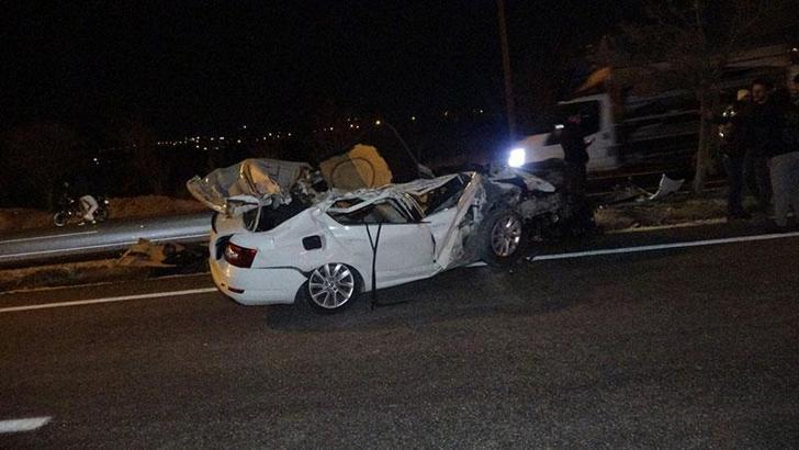 Park halindeki TIR'a çarpan otomobildeki 2 kişi yaralandı