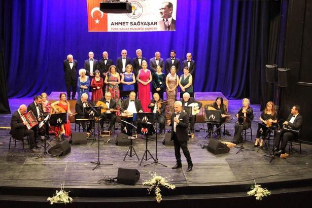 Ahmet Sağyaşar Musiki Korosu, unutulmaz sinema şarkıları ile nostalji dolu bir gece yaşattı