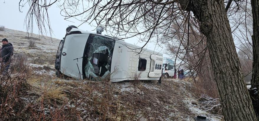 Sivas'ta öğrenci servisi devrildi: 15 yaralı