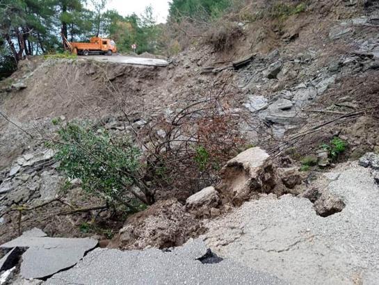 Cide-İnebolu kara yolu, heyelan nedeniyle ulaşıma kapatıldı