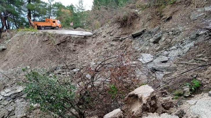Cide-İnebolu kara yolu, heyelan nedeniyle ulaşıma kapatıldı