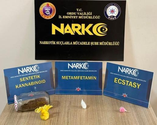 Yolcu otobüsünde üzerinde ve çantasında uyuşturucu bulunan şüpheli tutuklandı