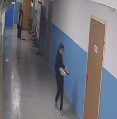 Silinen koridoru kirletmemek için ayakkabılarını çıkarıp sınıfına kadar yürüdü