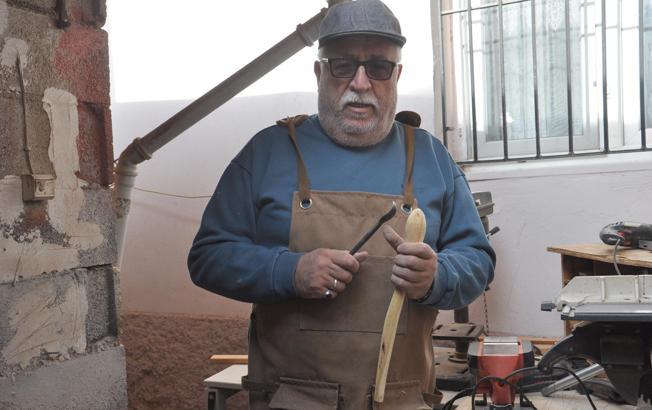 Emekli öğretmen, doğadan topladığı ağaç ve ahşap parçalarını eşyaya dönüştürüyor