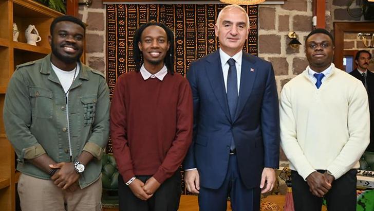 Bakan Ersoy, Afrika Kültür Evi'ni ziyaret etti