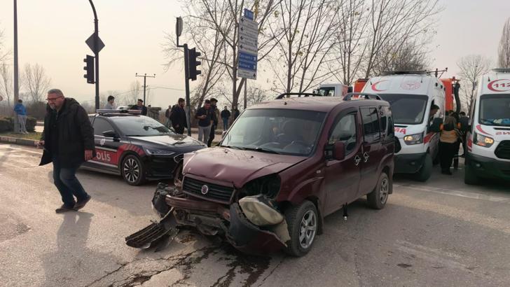 Hafif ticari araçlar çarpıştı: 3’ü çocuk, 7 yaralı