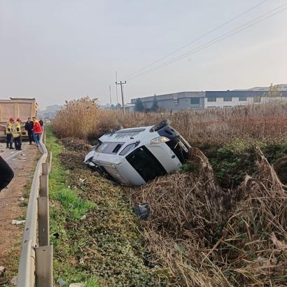 TIR’ın çarptığı karavan şarampole yuvarlandı