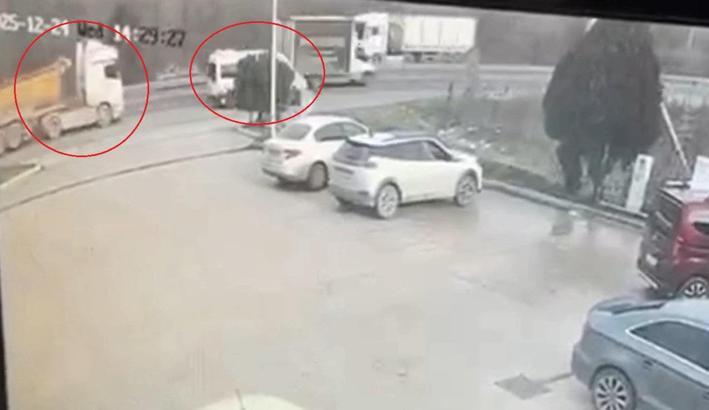 Hafriyat kamyonunun çarptığı karavan şarampole yuvarlandı / Ek fotoğraflar