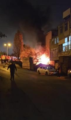 İstanbul- Sultanbeyli'de boya kaporta dükkanında yangın; 4 araç zarar gördü