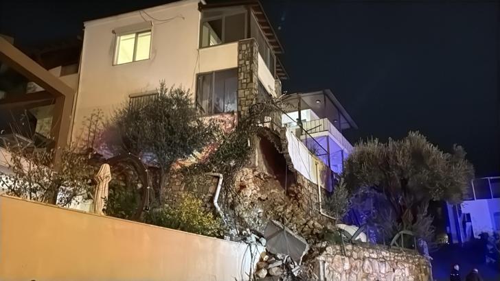 Bodrum'da sağanak; 1 evin istinat duvarı çöktü, yollar göle döndü