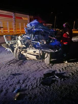 Otomobil, park halindeki TIR’a çarptı: 1ölü, 1 yaralı