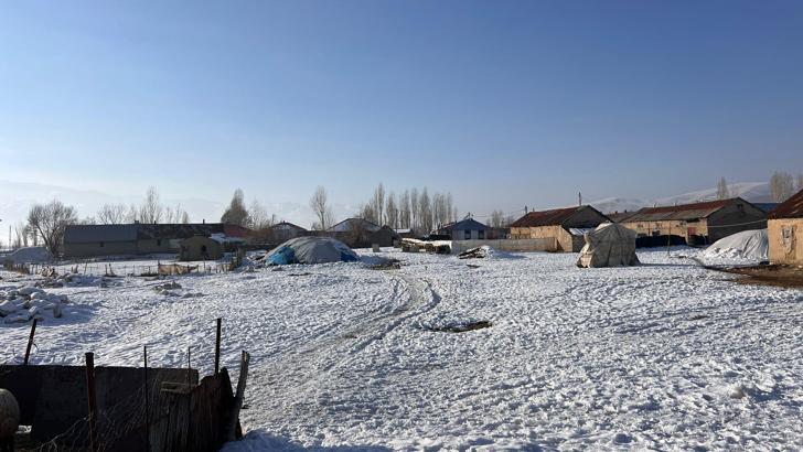 Hakkari’nin bir ilçesinde dondurucu soğuk, diğerinde bahar havası