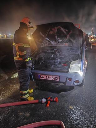 Diyarbakır’da seyir halindeki araç, alev alev yandı