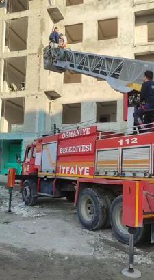 Elektrik kesintisi nedeniyle iskelelerde mahsur kalan işçileri itfaiye kurtardı