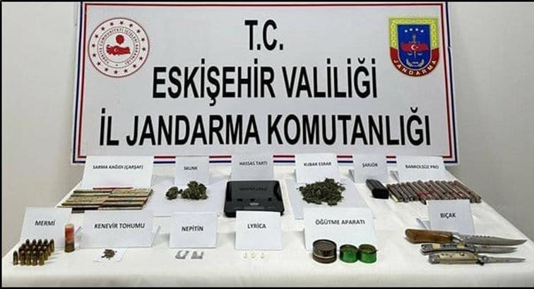 Araçta uyuşturucu kullanırken yakalandılar