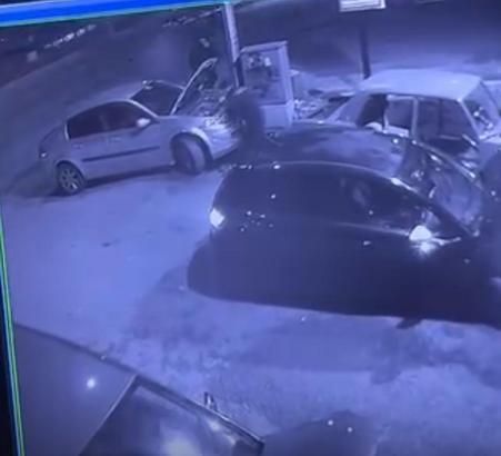 Tamir sırasında otomobile, başka bir araç çarptı; kaza kamerada