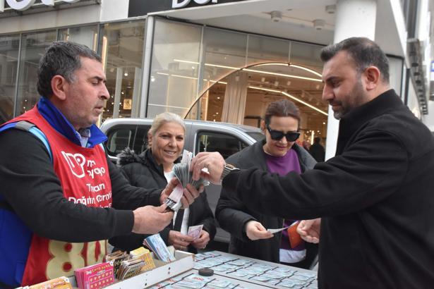 İzmirlilerden 800 milyon TL’lik rekor ikramiyeli Milli Piyango yılbaşı biletlerine yoğun ilgi
