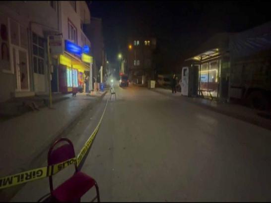 Husumetlisini görüp otomobilinden ateş açtı; yoldan geçen kişiyi vurdu