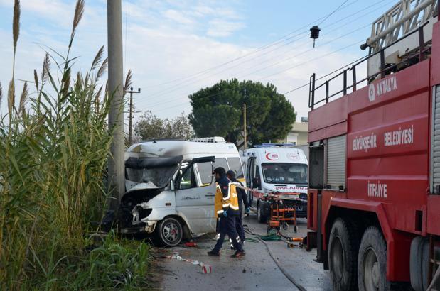 Minibüs direğe çarptı: 2 yaralı