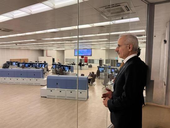 Bakan Uraloğlu, Türkiye Hava Trafik Kontrol Merkezi'ni ziyaret etti