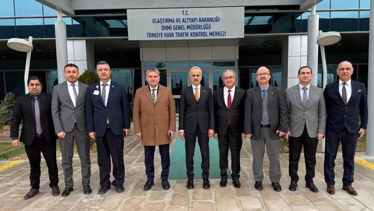 Bakan Uraloğlu, Türkiye Hava Trafik Kontrol Merkezi'ni ziyaret etti