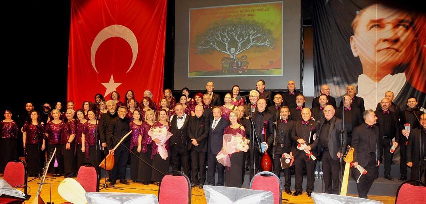 Hekimlerden türkü konseri