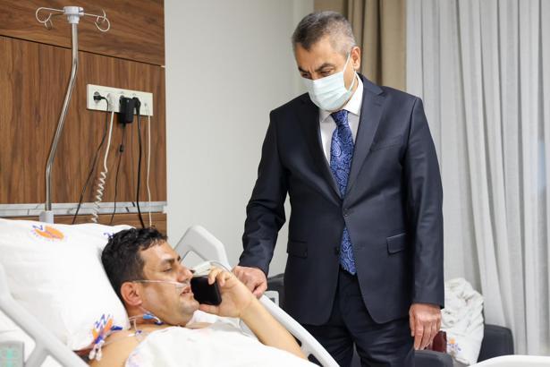 Öğrencinin vurduğu okul müdürü yoğun bakımdan çıktı, Bakan Tekin'le görüştü