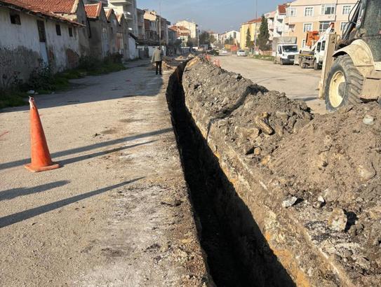 Boru döşemesi yapılan kanalda toprak kayması; 3 yaralı