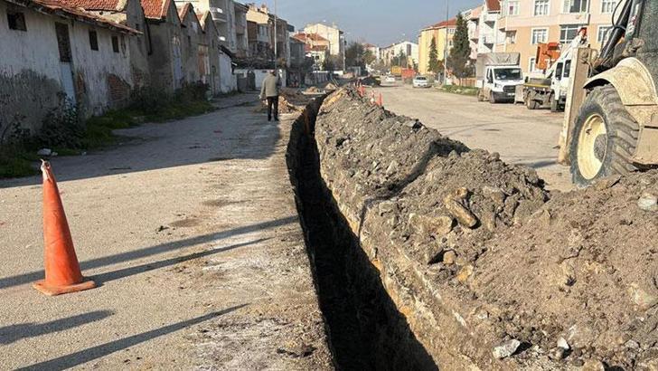 Boru döşemesi yapılan kanalda toprak kayması; 3 yaralı