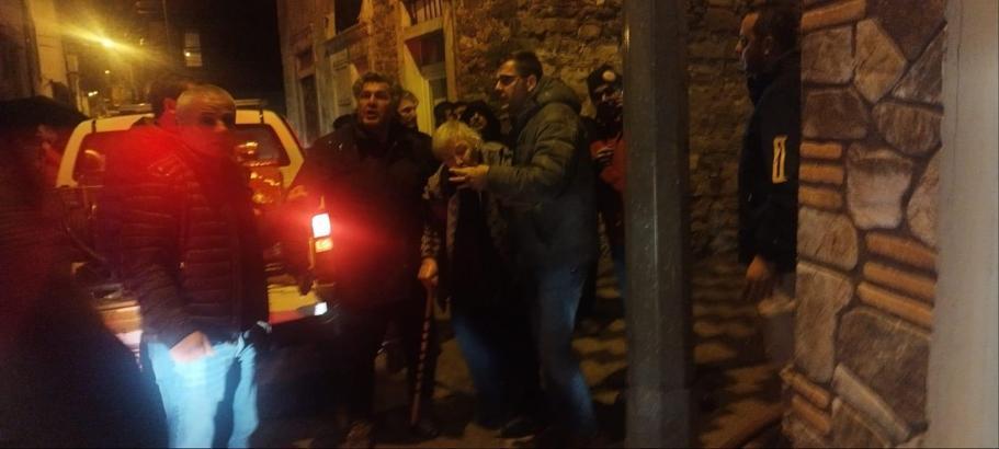 Mobilya mağazasındaki yangında bina sakinleri dumandan etkilendi