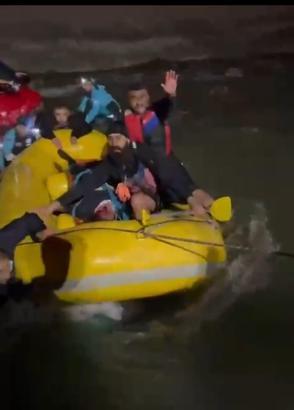 Hakkari'de araç Zap suyuna yuvarlandı; 1 kişi kurtarıldı, kayıp kişiler için çalışma başlatıldı / Ek fotoğraflar