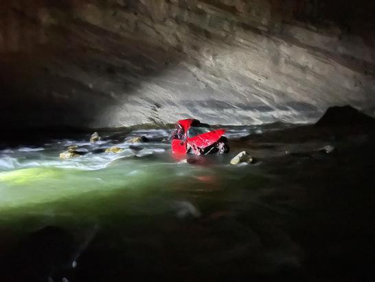 Hafif ticari araç Zap suyuna yuvarlandı; 1 kişi kurtarıldı, kayıp kişiler için çalışma başlatıldı