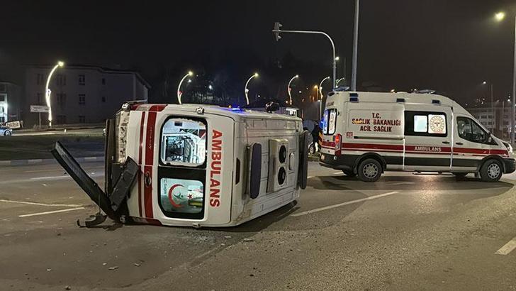 Otomobil ile çarpışan ambulans devrildi; 3 sağlık personeli yaralı